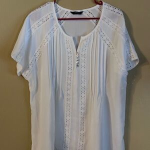 Chic White Buttoned Blouse with Lace Detail